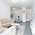 Stayblvd Apartment-Free Parking & Near Center Daire Tiran